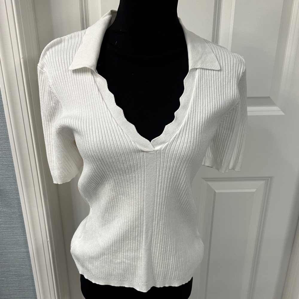 Laundry by Design White Scalloped V-Neck Blouse